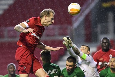 03 December 2020, Belgium, Antwerp: Antwerp's Ritchie De Laet (L) and Ludogorets goalkeeper Vladislav Boykov Stoyanov fight for the ball during the UEFA Europa League Group J soccer match between Royal Antwerp FC and PFC Ludogorets Razgrad at Tawny Owl Stadium. Photo: Laurie Dieffembacq/BELGA/dpa