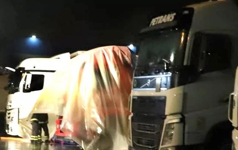 Încă un șofer român de TIR găsit mort în cabină, cu plăgi înjunghiate pe corp, în Italia