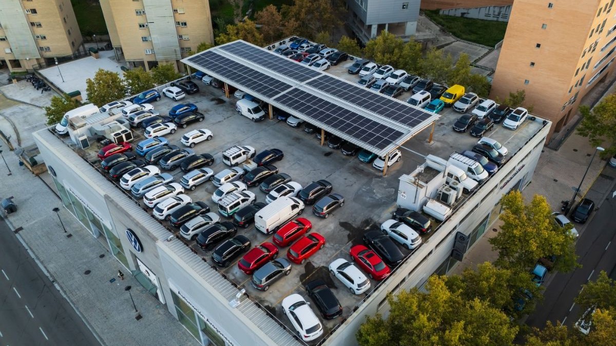 Vehiculel parcate pe acoperișul unei reprezentanțe auto Volkswagen