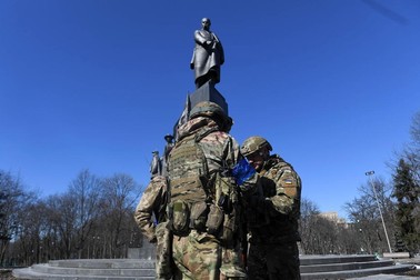 Statuia lui Taras Șevcenko, păzită de soldați ucraineni.