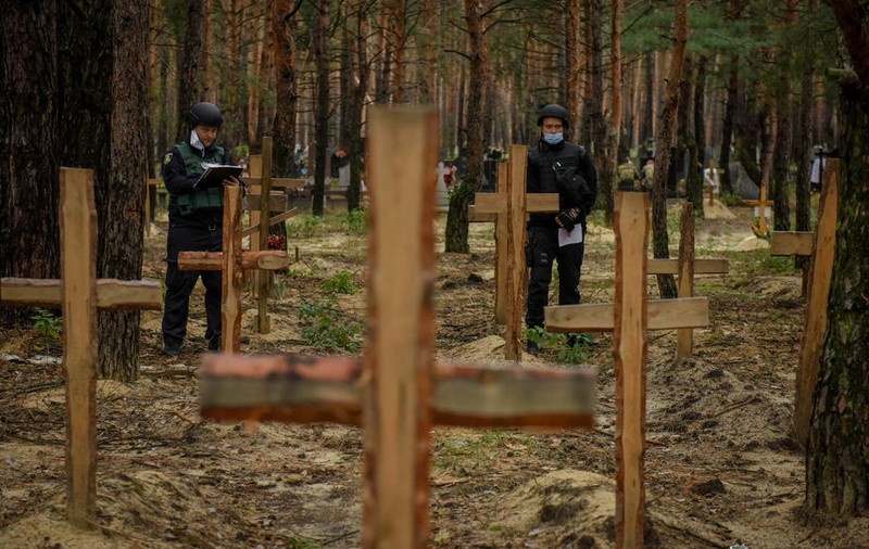 „Aici sunt vecinii și prietenii mei”. Cadavre cu mâinile legate la spate, descoperite în groapa comună cu 440 de cadavre de la Izium