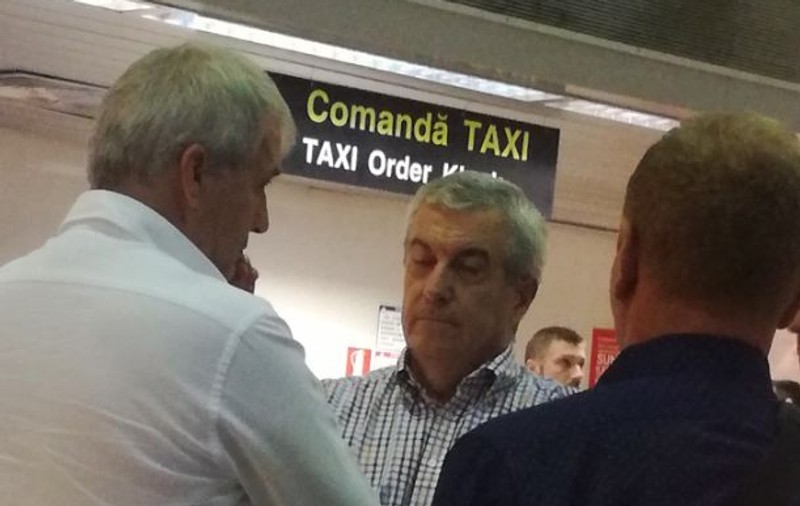 FOTO | Mesajul unui protestatar către Tăriceanu. S-a întâlnit cu șeful Senatului pe aeroport