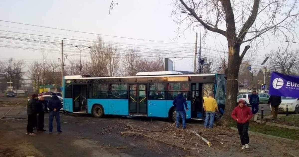 Un autobuz Otokar a intrat într-un copac