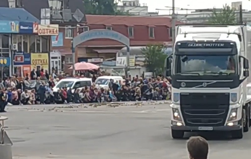VIDEO | Zeci de mii de ucraineni, în genunchi în fața sicrielor a nouă polițiști din același oraș, uciși de o rachetă rusească
