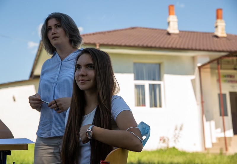 Doamna Nuşa şi Cosmina iau pauză de la lecţiile în aer liber