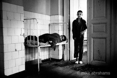Căminul-spital Grădinari unde, în februarie 1990, patru infirmiere, o asistentă și un bucătar aveau grijă de 96 de copii și 25 de adulți. | Foto: Mike Abrahams