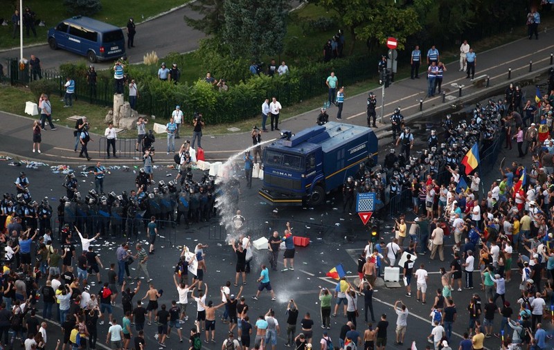 LIVE TEXT/ Mitingul diasporei, în Piața Victoriei. Război total între jandarmi și huligani (FOTO&VIDEO)