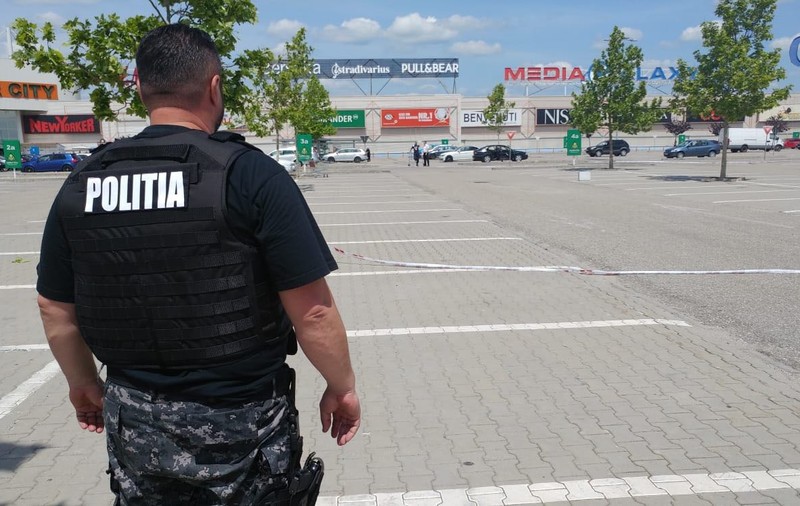 VIDEO&FOTO/ Panică într-un centru comercial din Pitești din cauza unui meseriaș care și-a uitat trusa cu scule în parcare