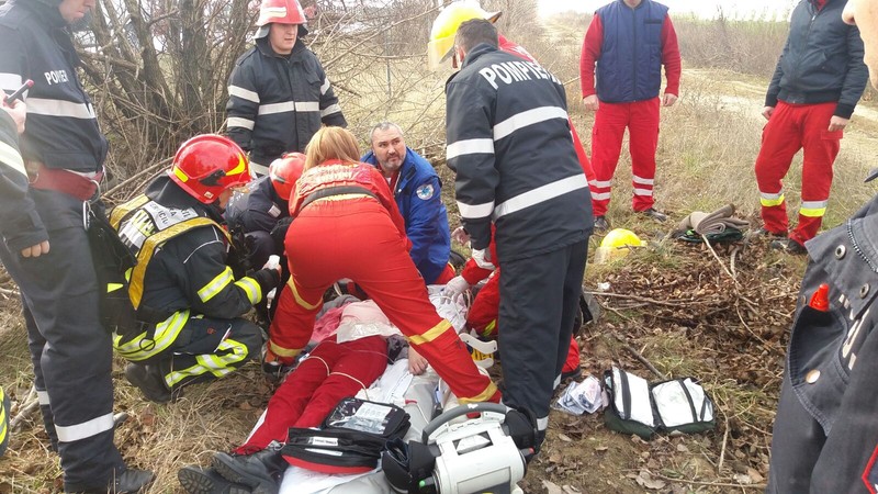 Medicii de la SMURD i-au acordat primul ajutor fetiței chiar pe câmp, lângă mașina în care a fost abandonată