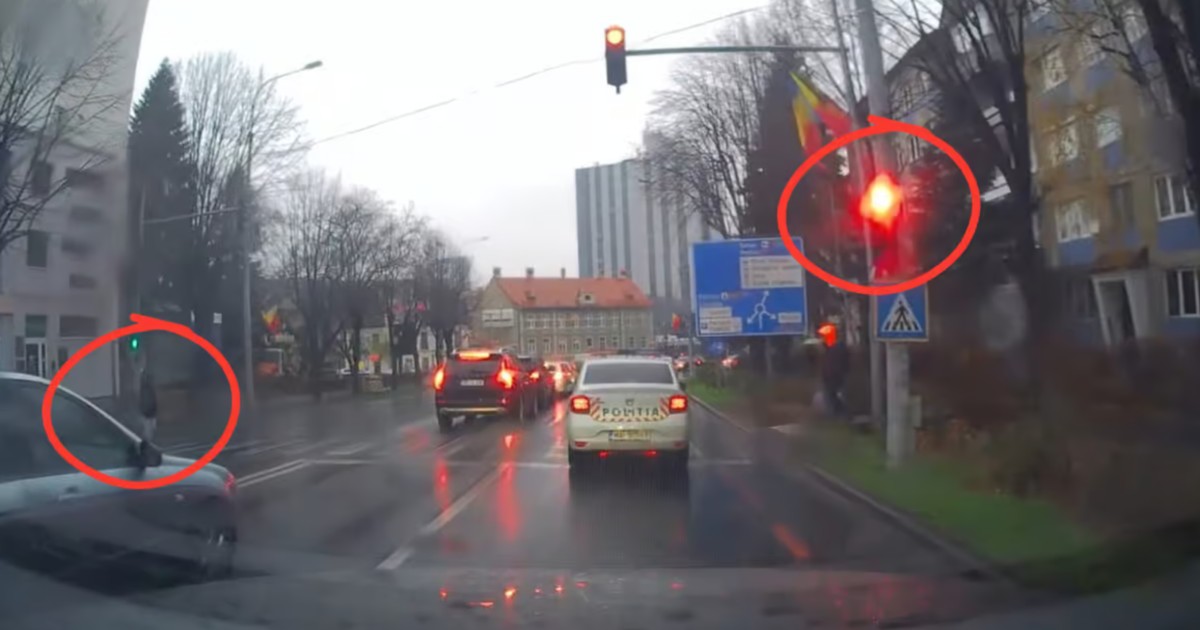 Polițist surprins în timp ce trece cu autospeciala pe roșu,