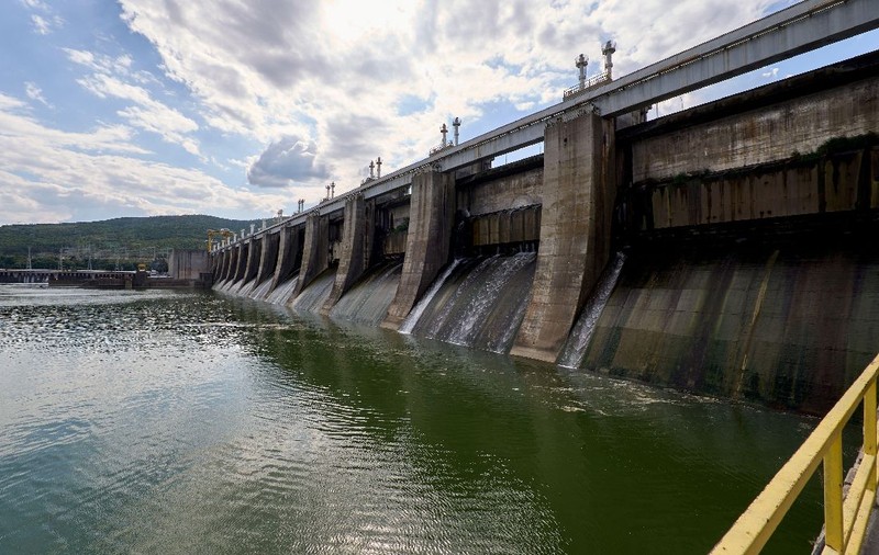 Cine produce și cine consumă energia electrică, în România. Populația folosește doar o treime, chiar când consumul în case e maxim