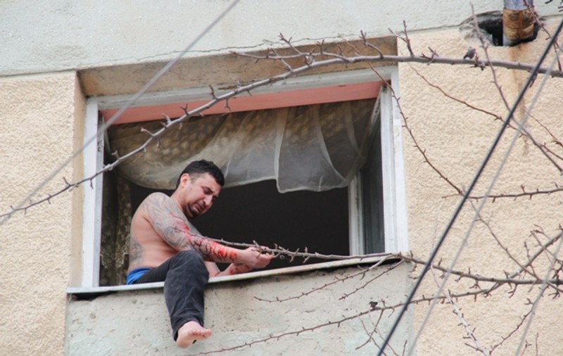 IMAGINI ŞOCANTE! Se tăia pe mâini în timp ce ameninţa că se aruncă de la etaj