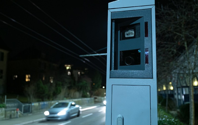 O femeie i-a avertizat pe Facebook pe alți șoferi despre un radar din Elveția, iar acum trebuie să plătească 650 de euro amendă
