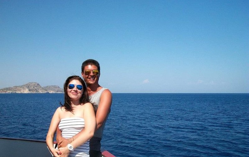 Oliver Popa, proful de canto al soliştilor din LaLa Band, şi-a găsit iubită în Grecia
