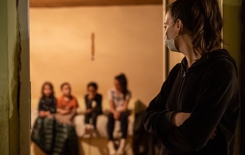 Un patron a donat laptele destinat hotelurilor și restaurantelor unor familii care nu-şi permit să facă provizii