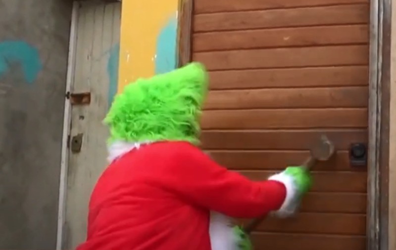 Un ofițer îmbrăcat în Grinch a condus raidul poliției împotriva cartelului de droguri condus de „Regina sudului”, în Peru | VIDEO
