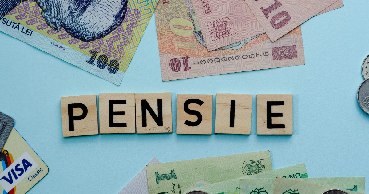 Imaginea ilustrează bancnote și monede românești alături de cuvântul „PENSIE”, simbolizând veniturile pensionarilor din România.