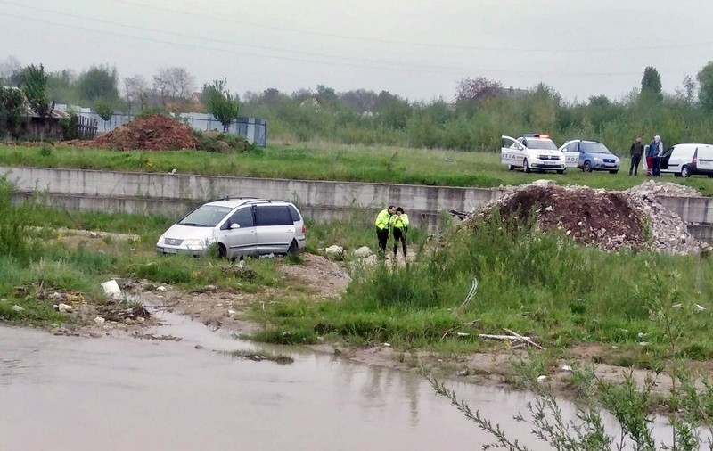 Un contrabandist de țigări și-a abandonat mașina în albia unui râu și a fugit. Polițiștii au tras cinci focuri după el, dar acesta a reușit să scape