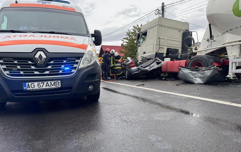 Trei oameni au murit pe DN7, la Bascov, Argeș, după ce un autoturism s-a izbit violent de o cisternă