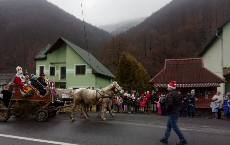 Războiul n-a oprit sărbătorile în Ucraina: Moșul a apărut în caleașcă și-n 2022. Care a fost dorința comună a copiilor și adulților