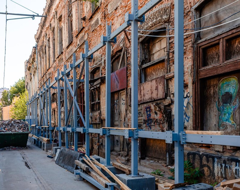 Primăria Capitalei continuă lucrările la Hanul Solacolu. 700 de tone de deșeuri au fost scoase din subsolul corpului principal de clădire