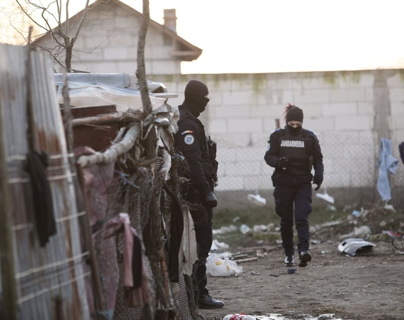 Percheziții la casele familiei agresorului de la Bolintin. Tânărul, adus la el acasă de poliție pentru o reconstituire