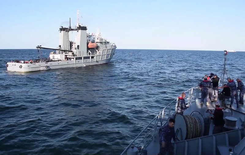 Cum au readus Forțele Navale în portul Constanța nava care a lovit o mină de război în Marea Neagră. Filmul intervenției