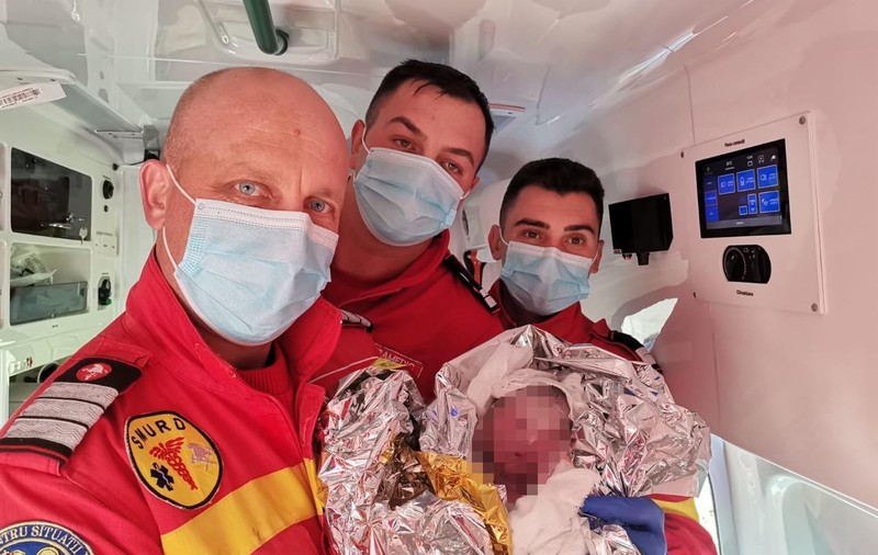 O gravidă a născut în ambulanță, în Bistrița- Năsăud, trei paramedici au fost moașe: “A tremurat carnea pe mine”