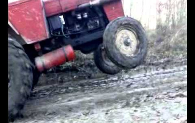 Un bărbat a murit după ce tractorul pe care îl conducea s-a răsturnat peste el! Câțiva săteni au asistat neputincioși la decesul vecinului lor