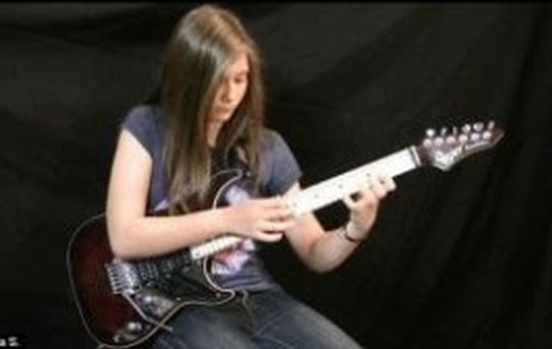 Fata asta a rupt netul! Cântă dumnezeieşte un cover după Van Halen! | VIDEO