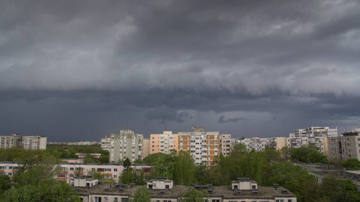 Cer negru, cu nori de furtuna, deasupra unor blocuri, Bucuresti