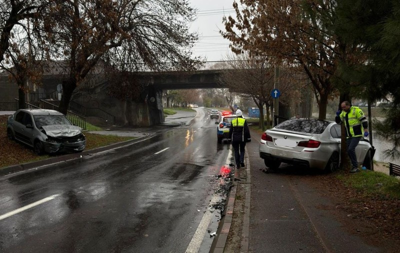 Un șofer de 24 de ani din Timișoara a fugit de la locul accidentului după ce a lovit din plin o mașină, pe contrasens. O fetiță de 8 ani a fost rănită