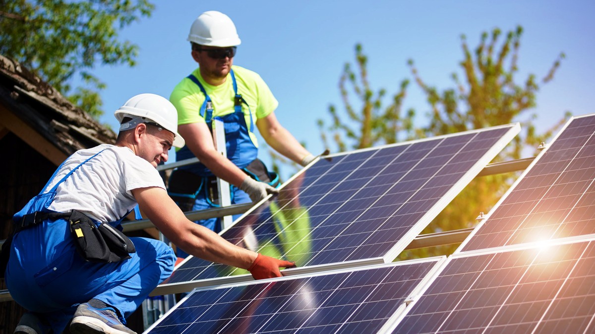 Producere energie electrica- doi tineri monteaza panouri solare
