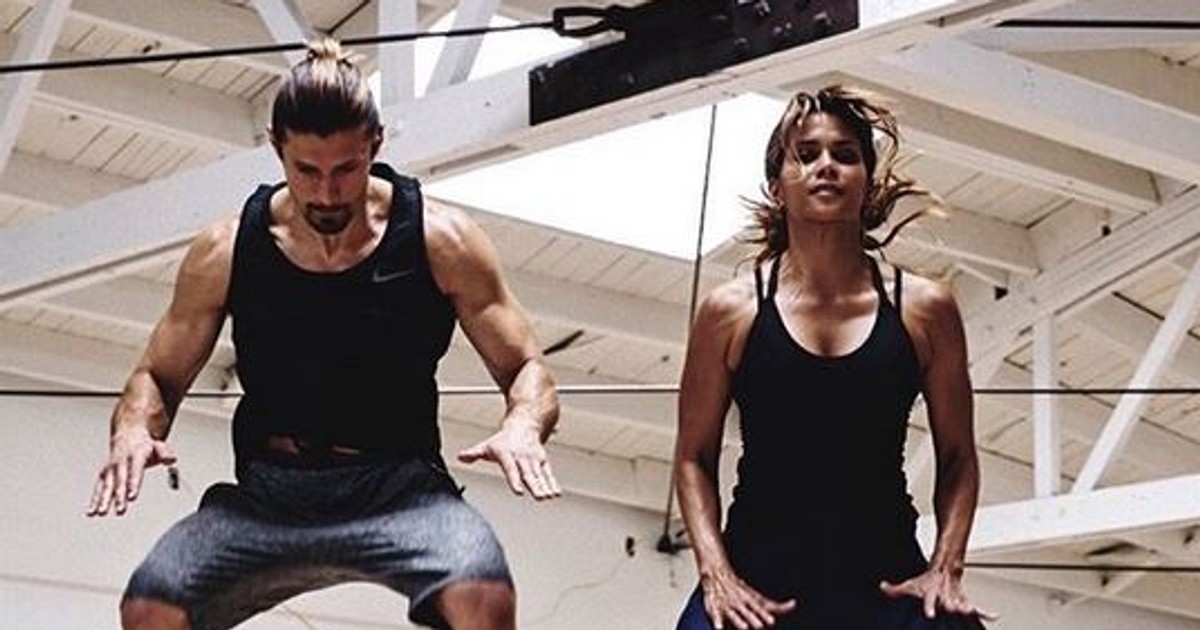 Halle Berry a arătat cum se pregătește pentru noul ei film. Halle Berry, alături de antrenorul său de fitness