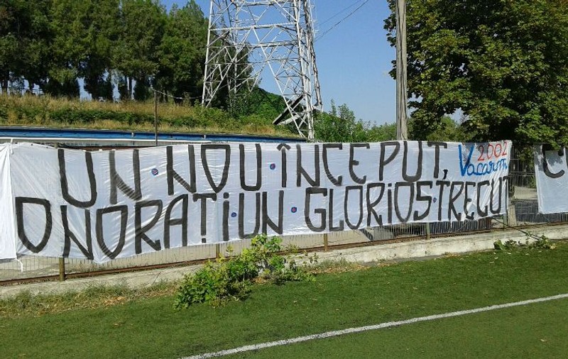 Peluza Sud, lânga noua echipă de juniori a Armatei: ^"Un nou început, onoraţi gloriosul trecut" și "Copile, viitorul Stelei îţi aparţine"
