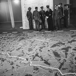 Ofițeri aliați privind o hartă la postul de comandă în timpul unui exercițiu comun NATO desfășurat în sectorul britanic al Germaniei, în septembrie 1951, via Profimedia