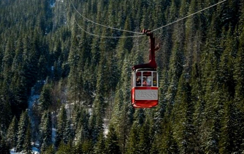 Telecabina de la Bâlea, singurul mijloc de transport din zonă pe timp de iarnă, oprită din cauza vântului puternic