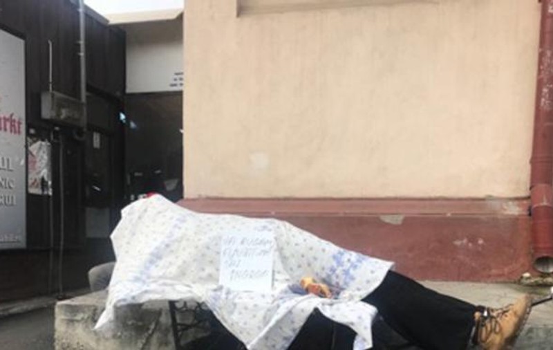 Cu manechinul “mort”,  la cerșit pe străzile din Brăila. Gluma sinistră care a șocat trecătorii