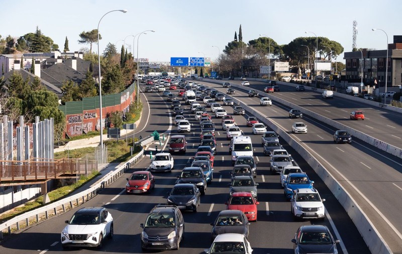 Minimum doi oameni în mașină și taxă un euro pe zi, reguli noi într-o țară plină cu români, unde marile orașe sunt sufocate de trafic