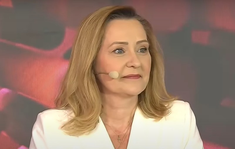 Cât costă rochia albă purtată de Elena Lasconi la dezbaterea electorală. S-a îmbrăcat de la o vedetă care deține un brand de haine