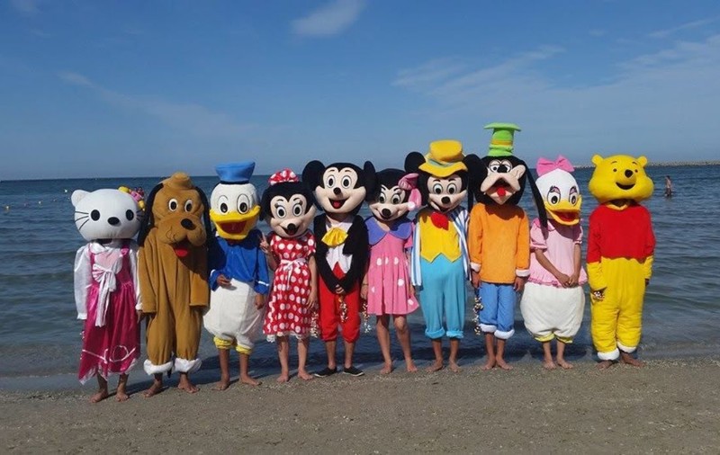Mascotele cu personaje din desene animate, interzise pe plajele din Eforie și Năvodari. Poliția locală a triplat amenzile pentru comerțul ambulant ilegal