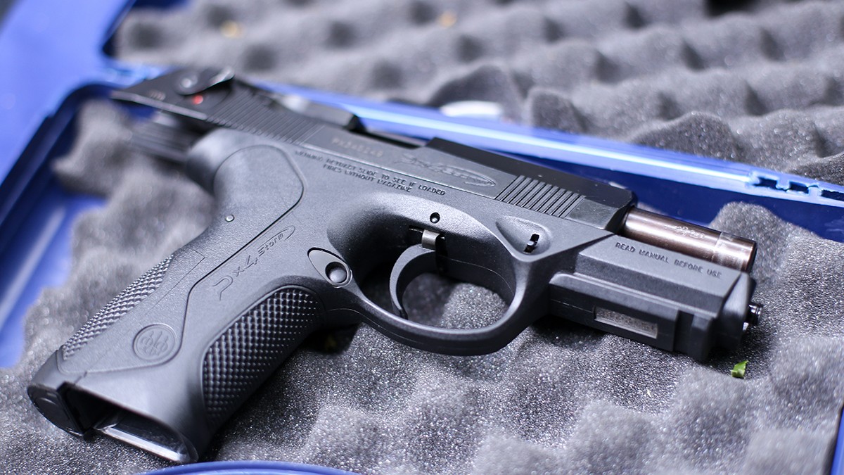 Bărbat reținut în București, după ce a amenințat cu un pistol și o sabie pe internet o persoană și familia acesteia