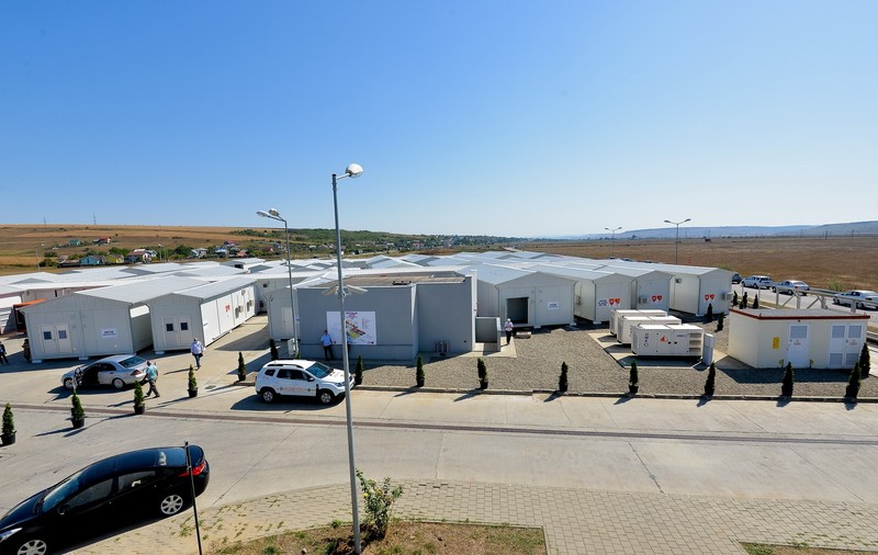 În plină criză de locuri la ATI, zeci de paturi de terapie intensivă, dotate cu monitoare și ventilatoare mecanice, stau încuiate în două containere la Iași