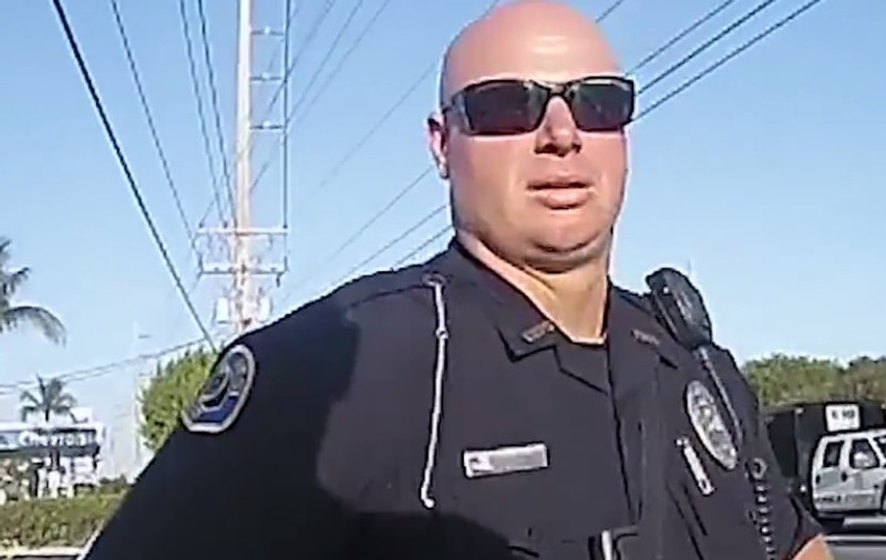 VIDEO VIRAL. Un bărbat a fost lovit de o mașină, însă polițistul este interesat doar de statutul său de imigrant