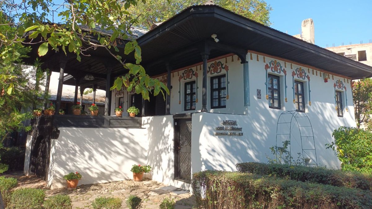 In aimagine vechea cas[ a negustorului Habi Prodan, din Ploiesti, se vede cladirea cu pereti albi, cu modele la geamuri, pe care scrie Muzeul Casa de Târgoveț din secolele al XVIII-lea–al XIX-lea, aflata sub un copac cu frunze verzi