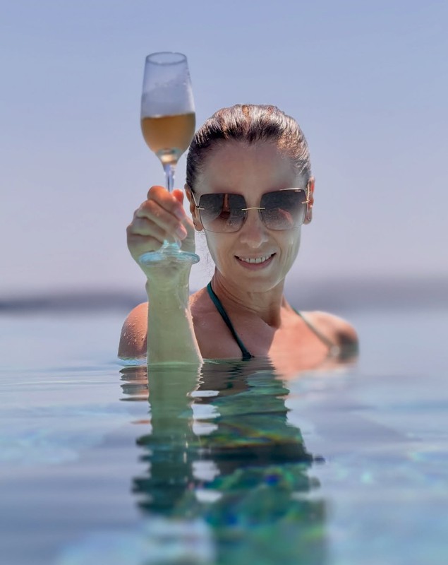 Vedeta din România care și-a făcut propriul vin spumant: „Ediție super limitată”. Ce a făcut cu 100 de sticle de alcool