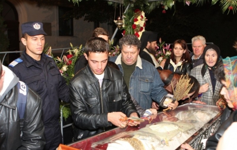 LUCRURI CUTREMURĂTOARE despre MOAŞTELE SFINTEI PARASCHEVA. VEŞMINTELE EI CONŢIN UN BLESTEM!