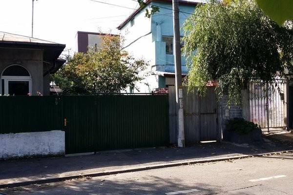 Aceasta este una dintre cele mai ieftine case de vânzare din București.