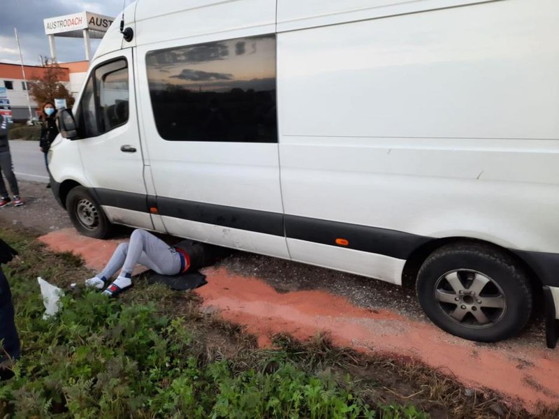 Românul a aruncat benzina pe marginea șoselei