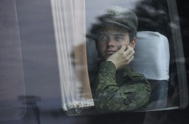 Un bărbat în autobuz, înainte de plecarea din Sevastopol, Crimeea, 27 septembrie 2022. Foto: Hepta